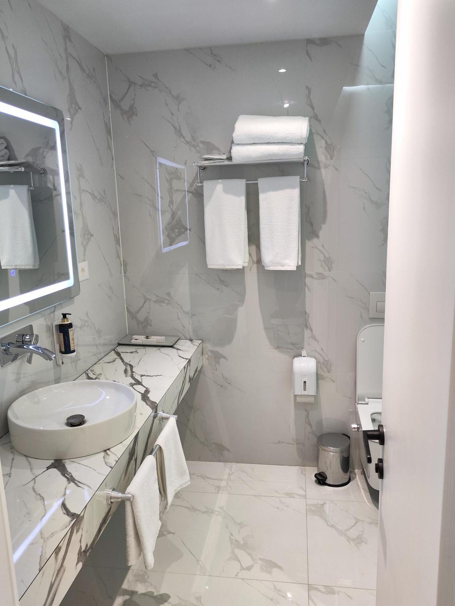 Metro Hotel Terminal Tirana Extérieur photo